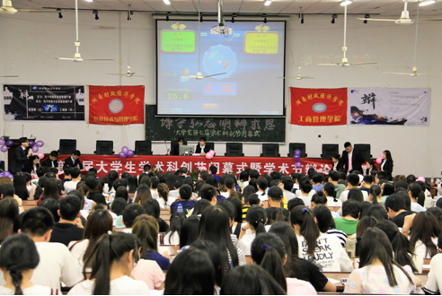 1497514302095030016.png 辩论会现场.png