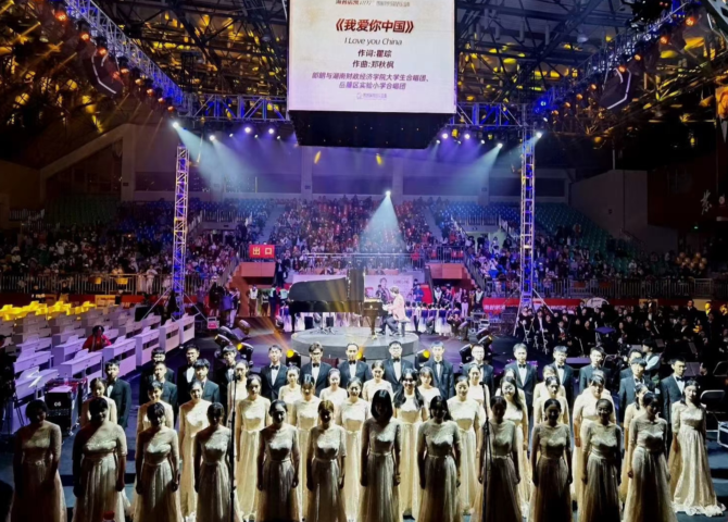 1620959822846016911.png 郎朗与买球官网大学生合唱团共同演绎《我爱你,中国》 曹松林摄_看图王.png