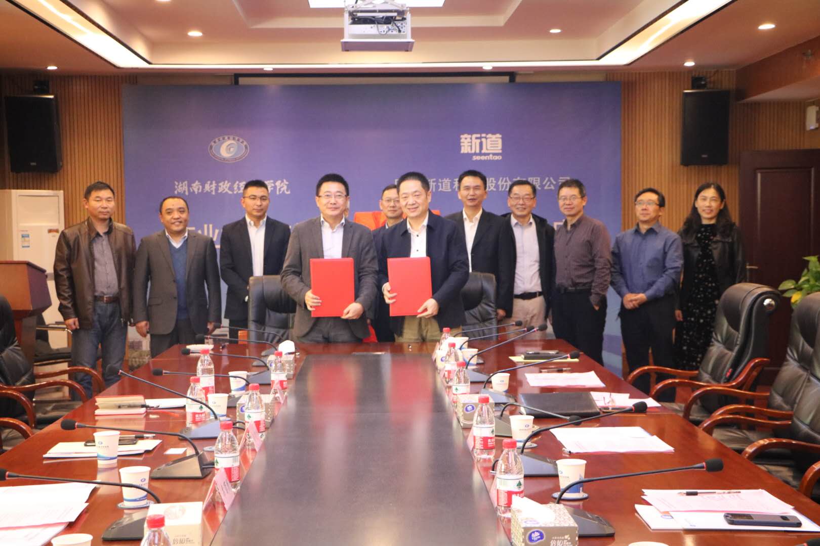 买球官网与用友新道科技股份有限公司举行产业学院合作签约仪式