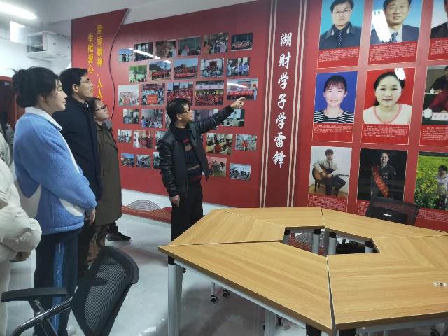 1677462966327076098.jpg 参观“湖财学子学雷锋”展示墙.jpg