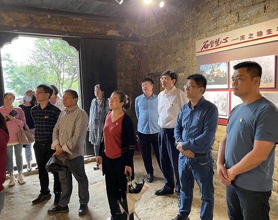 参观周之翰故居.jpg