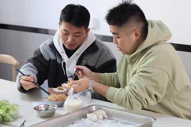 1640942186791068669.jpg 包饺子2.jpg