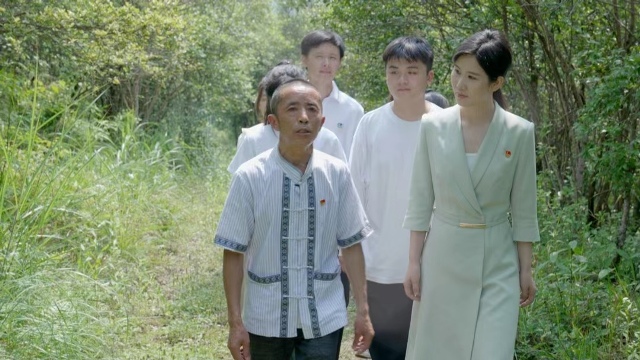 1688441292005058626.jpg 矮寨镇家庭村党支部书记石大林介绍深山“致富路”照片.jpg