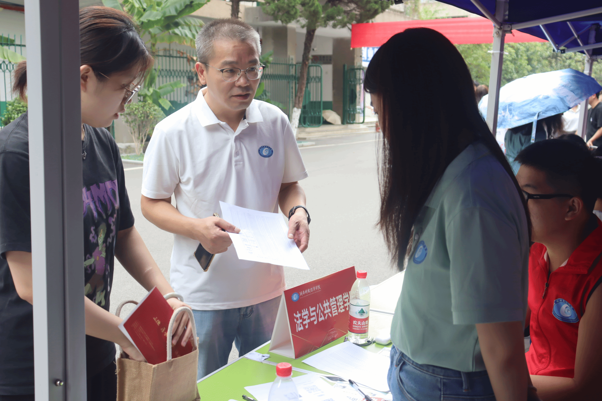 买球官方网站法学与公共管理学院2025级专升本新生报到工作顺利完成