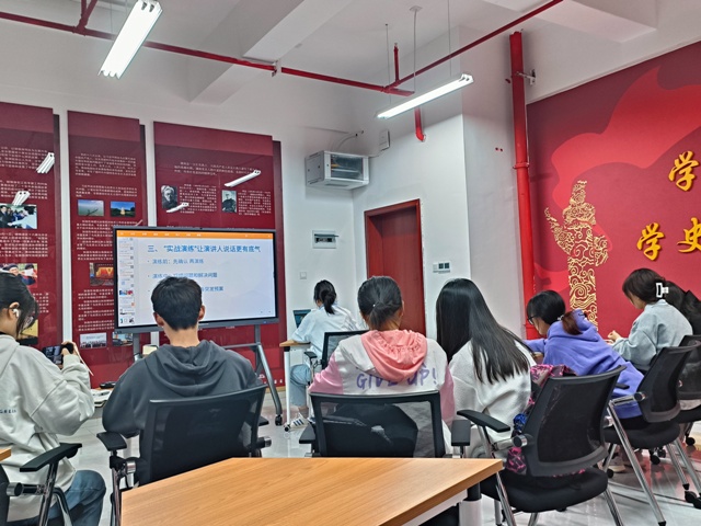 1669689545713099914.jpg 马院开展宣讲技巧与实训照片1.jpg