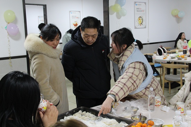 1640942213333090461.jpg 肖湘愚与同学交流.jpg