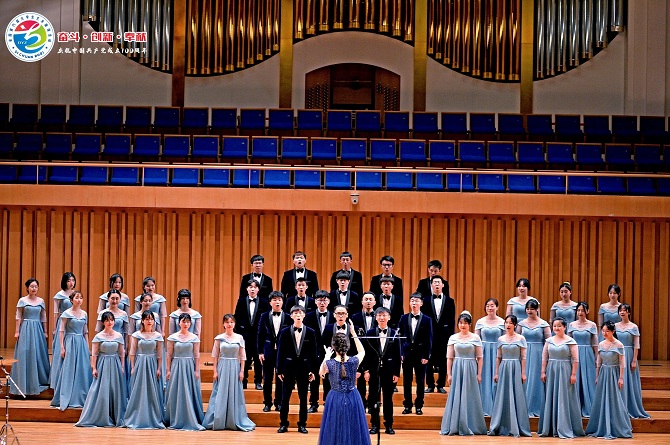 1620959451780016656.jpg 合唱团在成都城市音乐厅表演张亚男供图_看图王.jpg