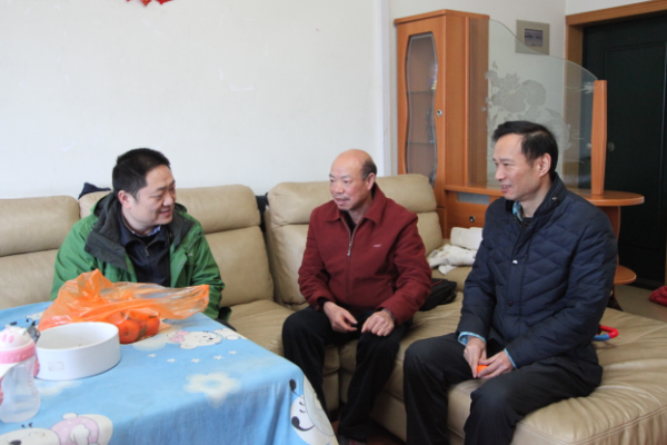 肖湘愚、晏金平走访慰问买球官网退休的原党委书记彭子美.png