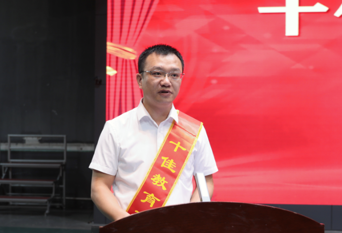周雅.png