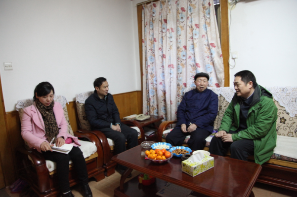 肖湘愚、晏金平走访慰问买球官网退休的原校长兼党委书记刘畅鹏.png