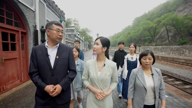 1688441279349017559.jpg 詹天佑纪念馆副馆长孙志伟讲解京张铁路历史照片.jpg