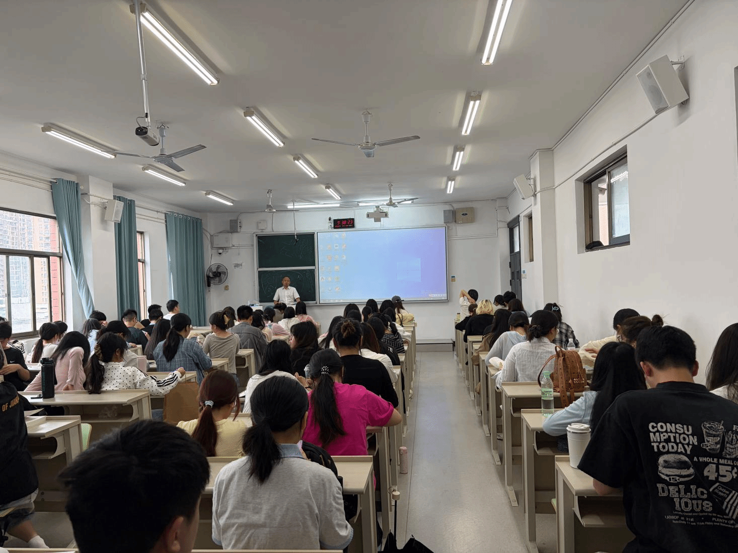 董仁周教授为买球官方网站法学院法学专业大学生开展人生规划讲座